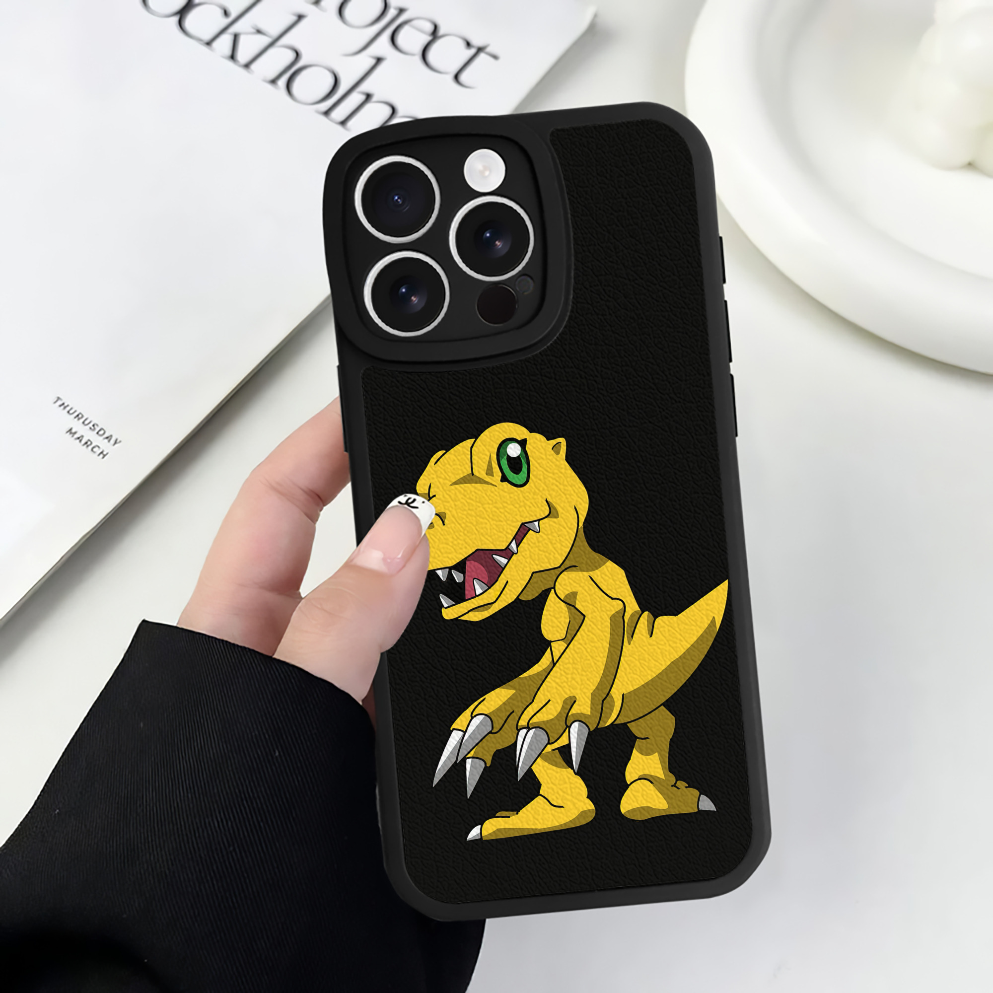 （画像用） Digimon デジタルモンスター/デジモン 【iPhone 16シリーズ対応】シリコンスマホケース（レザー調） 材質：シリコン